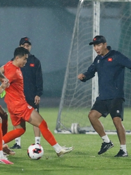 Thầy Kim và Hoàng Đức ‘thủy chiến’ dưới mưa, Lê Giang Patrik và Hoàng Hên làm gì ở đường hầm?