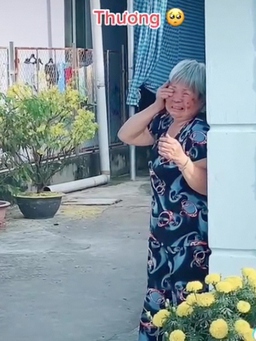 Bà nội bật khóc khi tiễn cháu đi làm xa sau kỳ nghỉ tết