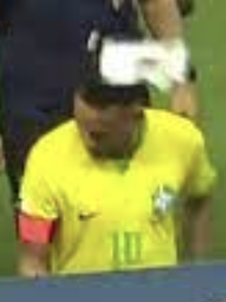 Neymar hoang mang khi bị CĐV Brazil ném vật thể lạ vào đầu