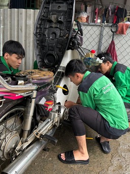 Nghĩa cử đẹp của nhóm sinh viên sửa xe miễn phí giúp dân sau lũ
