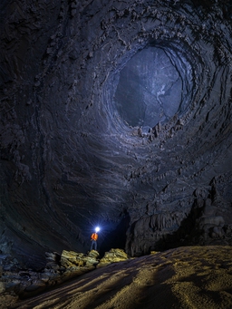 Kỳ vĩ 'vòng xoáy mắt bão' như ở hành tinh khác trong hang Tiên