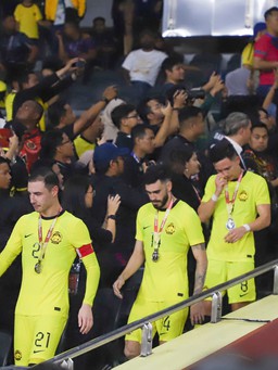 HLV đội Malaysia kêu gọi học trò không chán nản sau khi 'trở lại mặt đất'