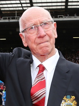 Huyền thoại CLB M.U và bóng đá Anh, Sir Bobby Charlton qua đời ở tuổi 86