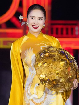 Hồng Diễm, Quỳnh Nga đọ sắc trên sàn diễn thời trang