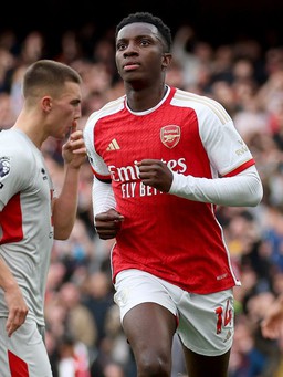 Nketiah ghi hat-trick, Arsenal không để Tottenham ngồi yên ở ngôi đầu Ngoại hạng Anh