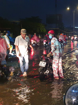 Nhiều người bị té và tông xe liên hoàn vì cơn mưa lớn, đường trơn trượt
