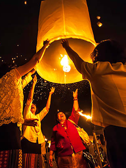 Lễ hội thả đèn trời lung linh sắc màu tại Chiang Mai