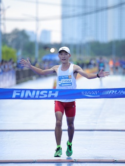 Nhà vô địch SEA Games 31 Hoàng Nguyên Thanh tiếp tục thắng ở cự ly 21 km