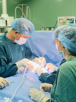 Bé trai 8 tuổi ngã đập vào thanh sắt, lách bị vỡ đôi