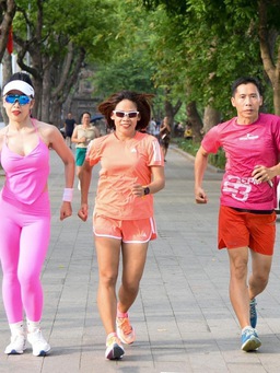 Nữ hoàng đi bộ Thanh Phúc ‘lôi kéo’ già, trẻ, gái, trai cùng vận động