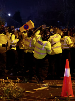 Nhiều cảnh sát bị thương sau vụ làm loạn trước trận đấu Europa Conference League tại Anh
