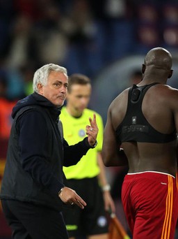 Lukaku giúp AS Roma chiến thắng cảm xúc, HLV Mourinho lý giải hành động đặc biệt