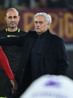 Cầu thủ AS Roma nhận 2 thẻ đỏ, CĐV vẫn khen chiến thuật của HLV Mourinho
