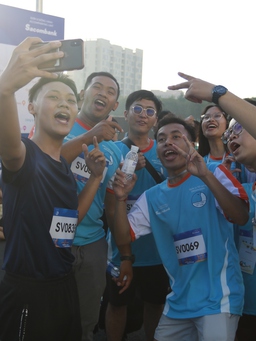 Hàng trăm bạn trẻ đến từ các nước ASEAN và Nhật Bản cùng tham gia chạy bộ