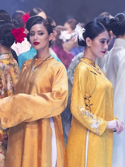 'Màu thời gian' - BST áo dài của em gái cố nghệ sĩ Trịnh Công Sơn
