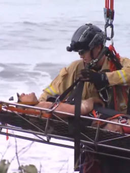 Giải cứu người rơi xuống hố bề ngang chưa đến nửa mét ở California