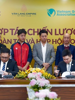 Chủ tịch CLB Hà Nội Đỗ Vinh Quang ký kết với Hiệp hội golf Việt Nam