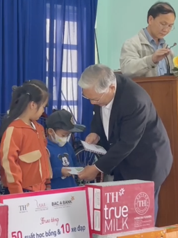 Đoàn đại biểu Quốc hội tỉnh Phú Yên trao quà cho học sinh nghèo
