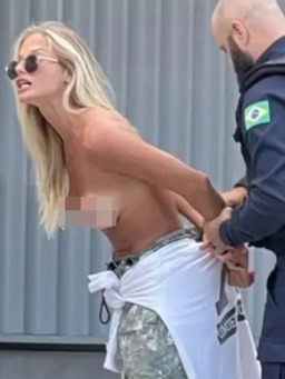 Người mẫu bị bắt vì để ngực trần dắt chó đi dạo