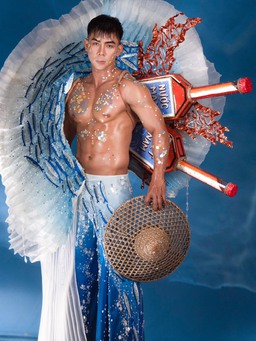 Trang phục dân tộc 'Nước mắm Phú Quốc' tại Nam vương Du lịch Thế giới