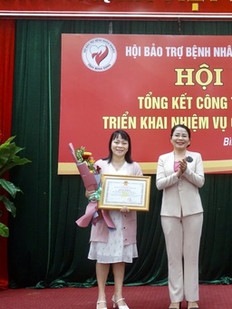 Trao bằng khen của Chủ tịch UBND tỉnh Bình Định cho VPĐD Báo Thanh Niên