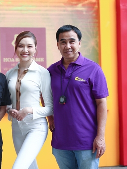 Quyền Linh, Quang Hà bỏ tiền túi tặng trẻ mồ côi