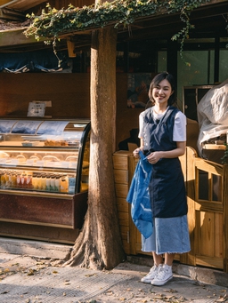 Helly Tống thử tài nhuộm vải truyền thống của người Khách Gia khi đến Đài Loan
