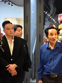 Ca sĩ Cao Thái Sơn mua 'tranh ngược kính' của kỷ lục gia mừng như được vàng