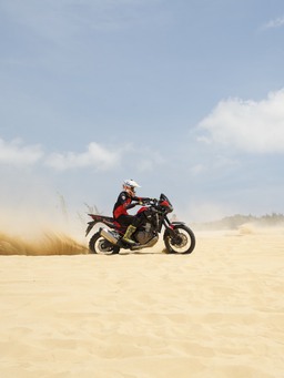 1.000 vận động viên lần đầu biểu diễn mô tô trên đồi cát Bình Định