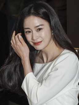 Kim Tae Hee đẹp rạng rỡ ở tuổi 43
