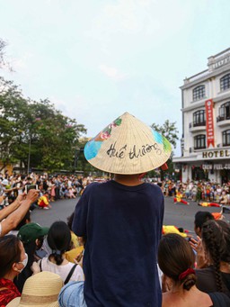 Hàng ngàn người ra đường xem quảng diễn nghệ thuật tại Huế