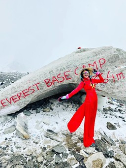 Cô gái Việt mặc áo dài chinh phục ngọn núi cao nhất thế giới Everest