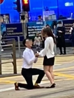 Chàng trai quỳ gối cầu hôn bạn gái giữa đường và cái kết bất ngờ