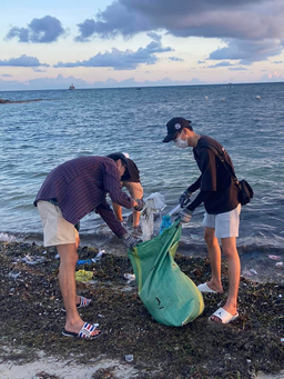 Nhóm bạn trẻ nhặt rác quanh đảo Phú Quý