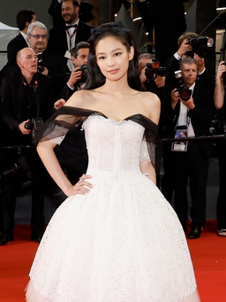 Jennie (BlackPink) đọ sắc con gái Johnny Depp trên thảm đỏ Cannes
