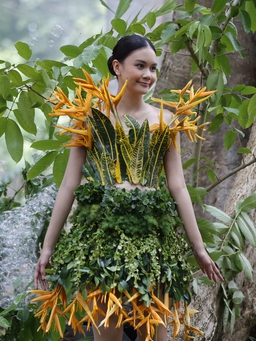Bộ sưu tập hoa lá của nhà thiết kế Minh Hạnh diễn giữa Vườn quốc gia Cát Tiên