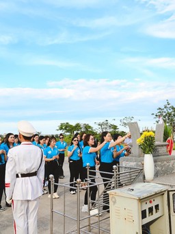 Các thí sinh Hoa hậu Doanh nhân biển dâng hương tượng đài Mẹ Việt Nam anh hùng