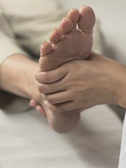 Chăm sóc bàn chân đúng cách để khỏe mạnh lâu dài