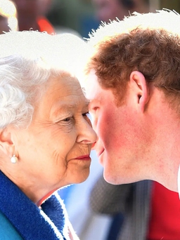 Hoàng tử Harry làm Nữ hoàng Elizabeth II buồn khổ trong những ngày cuối đời