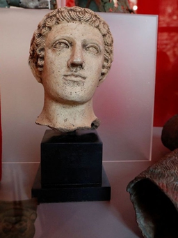 Kho báu 750 cổ vật bị đánh cắp được trả về Ý