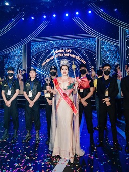 Ngọc Sơn trao vương miện 1,5 tỉ đồng cho Hoa hậu Quý bà Việt Nam toàn cầu