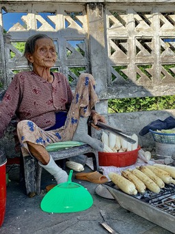 Cụ bà 80 tuổi với hàng bắp nướng mắm nêm suốt 30 năm