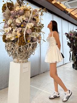 Á hậu Lệ Hằng đẹp tựa nàng thơ tại một triển lãm hoa vào dịp cuối tuần