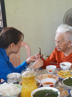 Bữa cơm của người trẻ làm ấm lòng Mẹ Việt Nam anh hùng