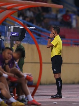 Khi trọng tài ngại ‘va’ với VAR