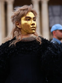 Mặt nạ vàng ấn tượng của beauty blogger Việt dự Paris Haute Couture Week 2023