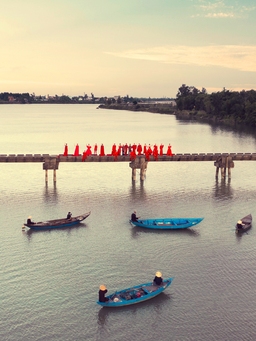 Cầu Máng Quảng Nam trở thành sàn runway của nhà mốt Việt