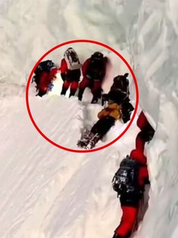 Đoàn leo núi bị 'tố' bỏ mặc người gặp nạn trên đỉnh cao thứ hai thế giới