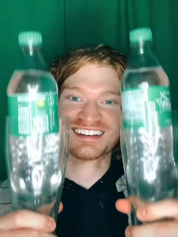 Chàng trai khiến mọi người ngỡ ngàng vì có thể uống 5 chai nước trong 10 giây