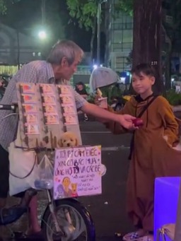 Khoảnh khắc giữa cụ ông câm điếc bán vé số và cậu bé bán kẹo ở Hồ Con Rùa: Cùng 'tan chảy'